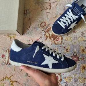 GOLDEN GOOSE SNEAKERS- navy - Säljer dessa asfeta golden goose i storlek 41 10/10 skick. Allt OG medföljer. Pris kan diskuteras vid snabb affär!