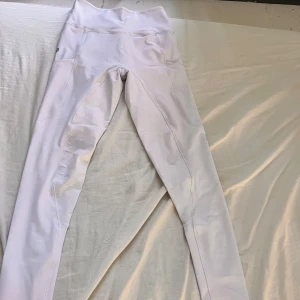 Vita ridleggings från Maya Delorez - Snygga vita ridleggings från Maya Delorez med  silikonmönster för extra grepp. Stretchigt och bekvämt material som sitter tajt och har praktiska fickor på sidorna. Perfekta för dig som vill ha stil och funktion i stallet. Mycket bekvämare så man presterar bättre på tävling. Helt nya original pris 800 tror jag 