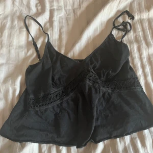 Linne - Gulligt svart linne från Zara med lace liknande detaljer, obs den är klippt där nere!