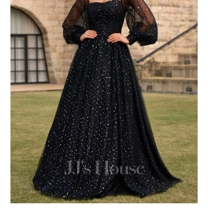 Klänning - Svart klänning, använt endast en gång. Storlek 40. Köpt från JJ’S House för 1800kr. Säljer för 900 priset kan diskuteras. Skriv gärna om du har frågor.💖