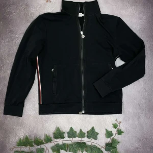 Moncler Manglia Cardigan (Äkta) - Moncler Manglia cardigan 🎨 Färg: Svart 📏 Storlek: XL (passar L/M) 📐 Mått: Fråga ifall det önskas! ♻️ Skick: 9/10 🧵 Material: 100% bomull