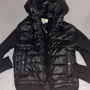 Cardigan  - Tjo, säljer min asfeta cardigan, som knappast är använd, det är Pefekt för våren som kommer och sommarkvällar, Den sitter Pefekt på kroppen, Det är bara att skriva vid funderingar, priset går att diskutera😄