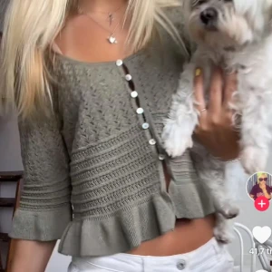 Kofta från Lindex - Säljer en söt grön stickad kofta med knappar framtill, trekvartsärmar och en fin volangdetalj vid nederkanten Endast testad 💘⭐️