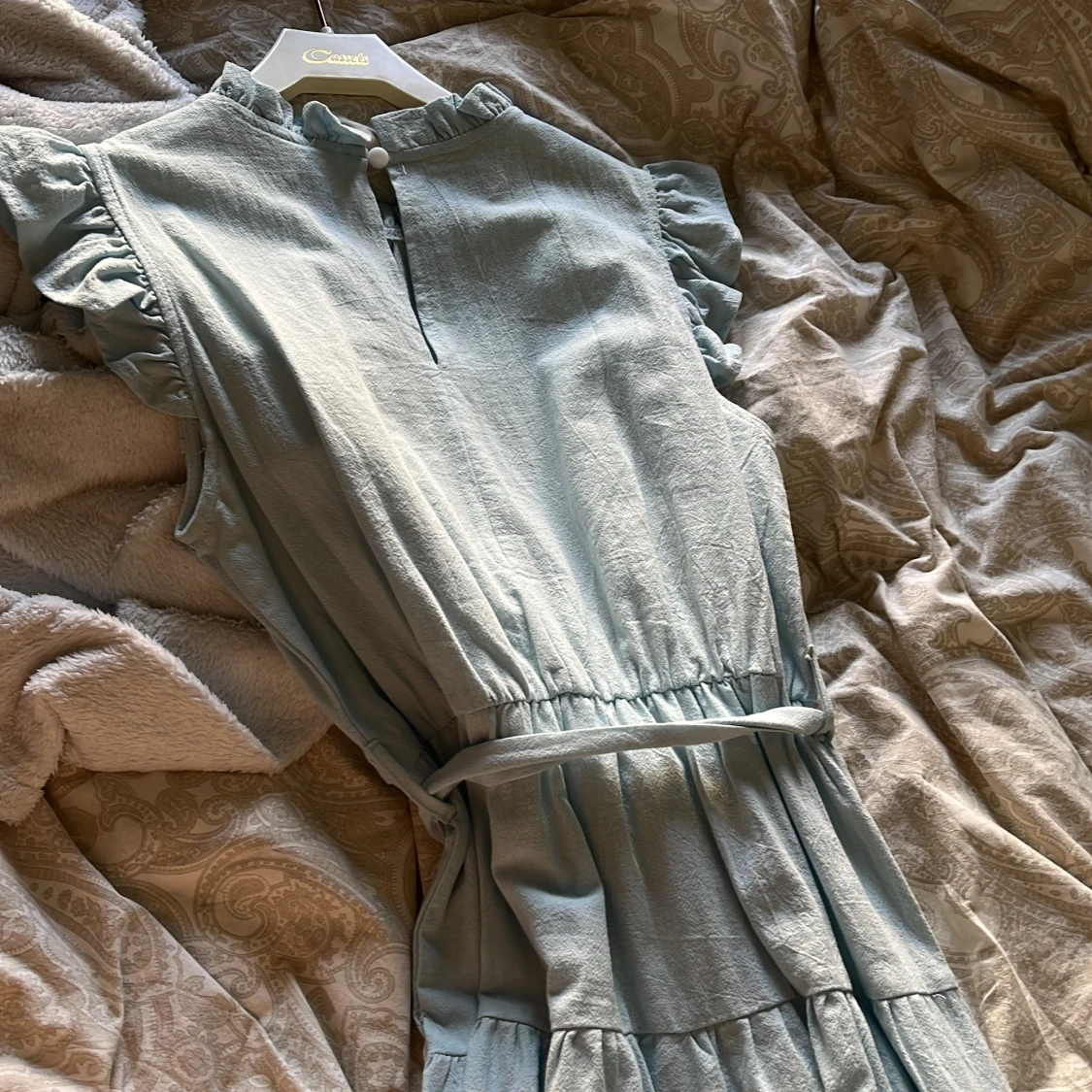 Ljusblå klänning med volangdetaljer - 2