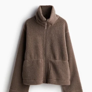 Intressekoll teddy jacka  - Intressekoll på min Teddy jacka från Hm! Jackan bär på stotlek L men passar även M 🤎Nypris 