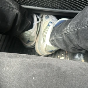 Vita sneakers från Nike - Säljer 🐊till himas mamma.