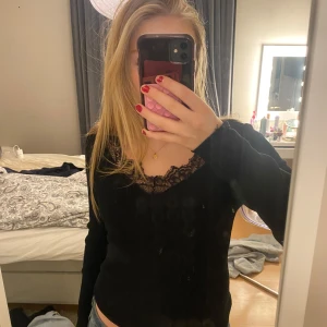 Svart långärmad topp från Anna Field - Säljer en ribbad svart långärmad topp från Anna Field med spetsdetaljer vid halsringningen. I strl s💞🪩🪩