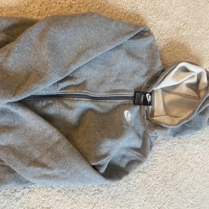 Zip Hoodie nike - En jätte fin hoodie ifrån nike i väldigt bra skick! kontakta gärna vid frågor!