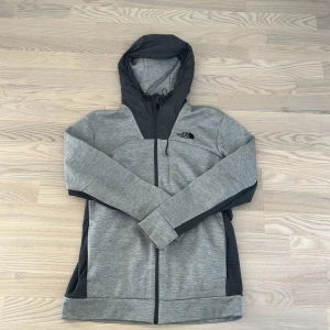 North face hoodie  - Säljer just nu denna riktigt feta north face tröjan perfekt till våren. Väldigt bra skick på tröjan inga defekter överhuvudtaget, mer info eller bilder hör av dig!