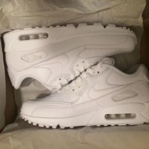 Vita Nike Air Max sneakers - Snygga och stilrena vita Nike Air Max sneakers. Perfekta nu på våren då dom är jätte sköna. Skorna är helt o använda. Pris kan diskuteras, hör av dig vid intresse eller frågor och funderingar. Ny pris: 1845kr.