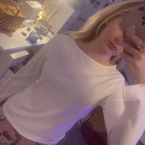 Vit ribbad långärmad topp från 157 - Säljer en stilren vit ribbad topp från 157. Den har en klassisk design med långa ärmar och en bekväm passform. Perfekt för att matcha med olika outfits. Hör av dig vid intresse! 🤍 Säljer den pga att den är för stor för mig😊 Tröjan har uppklippt på ärmarna som ger en väldigt stilig design!