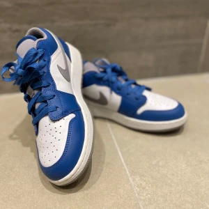  Jordans 1 low true blue  - Jordans 1 i storlek 37,5 som helt nya men bara testade 1-2 gånger, box och sticker ingår Finns absolut inget problem eller fel på dem
