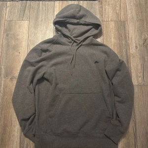J.lindberg hoddie - Mörkgrå j.lindberg hoddie i super skick utan defekter. Storlek small. Kontakta mig vi ytligare frågor!