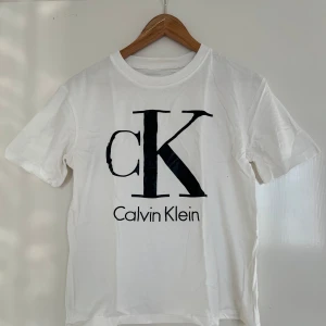 Calvin Klein T-shirt - Bara använd 1-2 gånger. Passar mig som brukar ha 36/S. Fick den i present så vet inte om den är äkta.