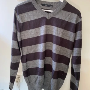 Randig långärmad tröja - Randig långärmad tröja som är stickad, lite sticksit material men märks bara när man direkt satt på den, använd men inga skavanker, vet ej vart den är köpt men etiketten säger dbc 