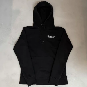 Helmut lang hoodie - Säljer nu denna riktigt feta och eftertraktade Helmut lang hoodien!🤩| Storlek: XS | Skick 9,5/10 | Bara att höra av dig vid frågor eller fler bilder!😁
