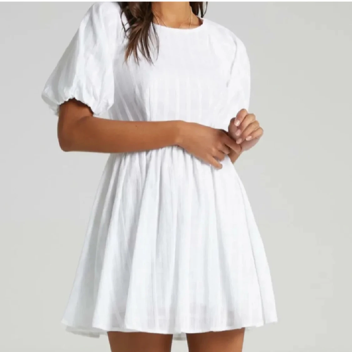 Vit kortklänning med öppen rygg - 2