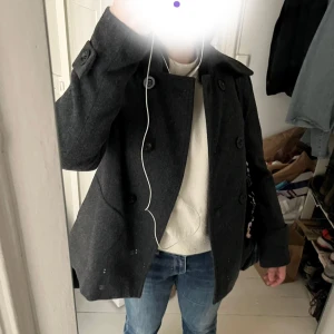 grå peacoat vintage - snygg kappa perfekt för våren! skriv om ni har frågor💗
