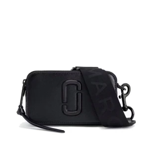 Svart axelväska från Marc Jacobs - Snygg svart axelväska från Marc Jacobs med en bred axelrem! Köpt från Nelly i somras och tyvärr använde jag den cirka 3 gånger innan jag insåg den bara kommer ligga i mitt rum, den är helt oskadd och som ny. Vill du ser mer bilder är de bara att fråga, pris går att diskutera 