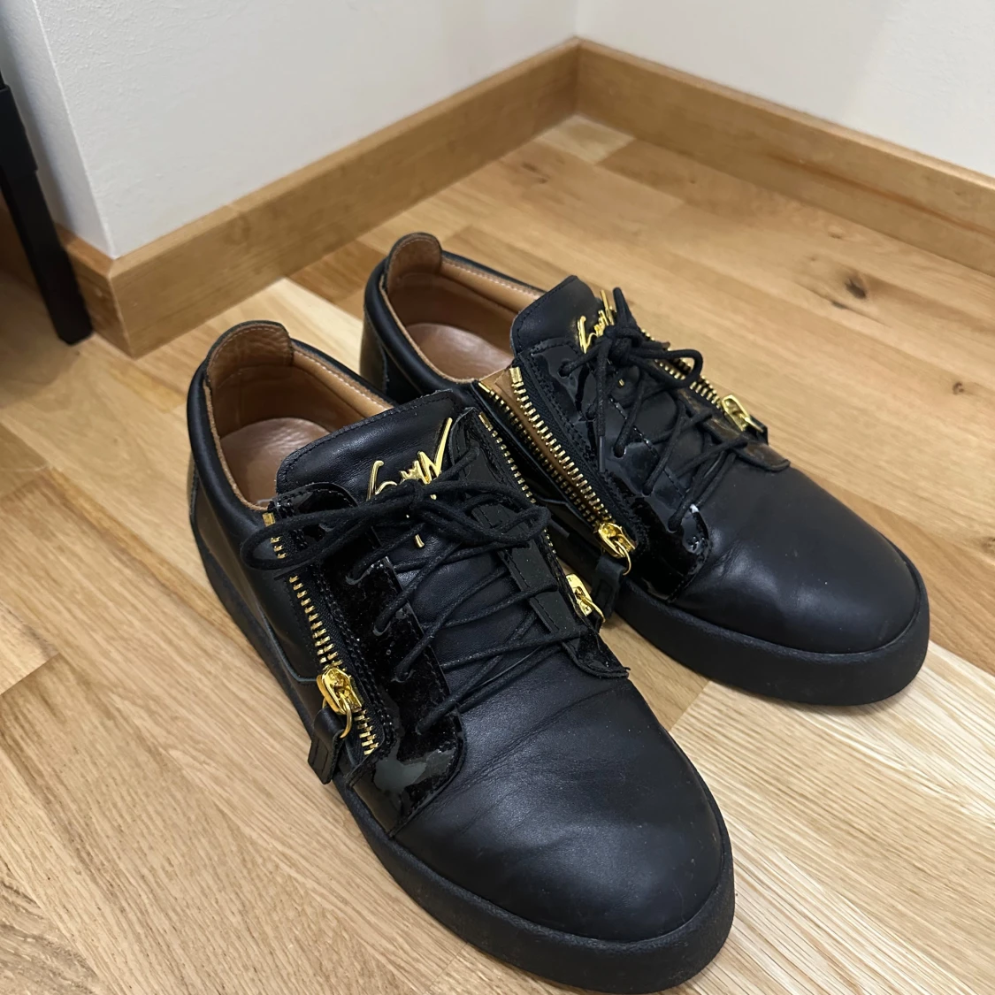 Svarta sneakers med gulddetaljer, giuse*ppe zan*otti