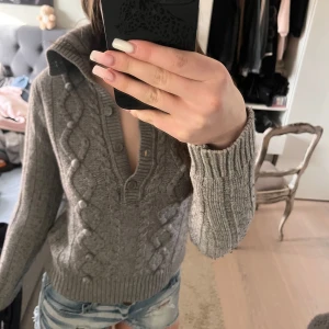 Grå stickad tröja från Tommy Hilfiger - Säljer en snygg grå stickad tröja från Tommy Hilfiger! Använd men i fint skick. Skriv gärna om frågor eller fler bilder 💕