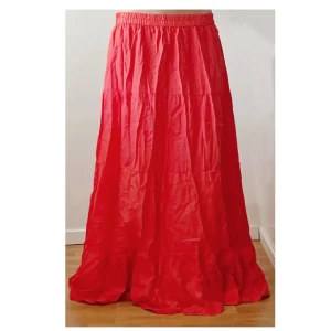 Röd / orange långkjol - Kjolen är helt oanvänd så i nyskick, säljer pga den är för stor för mig. Storlek UK 18, passar nog 40 - 46?. Midjemått 90 cm, längd 100 cm. Använd gärna KÖP NU.