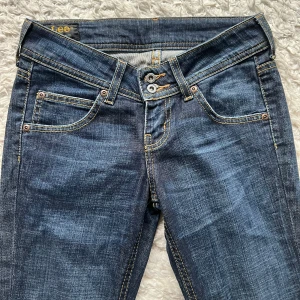 Blå jeans från Lee - Säljer dessa snygga  lågmidjade jeans från Lee då dom inte passar mig. W26/L33