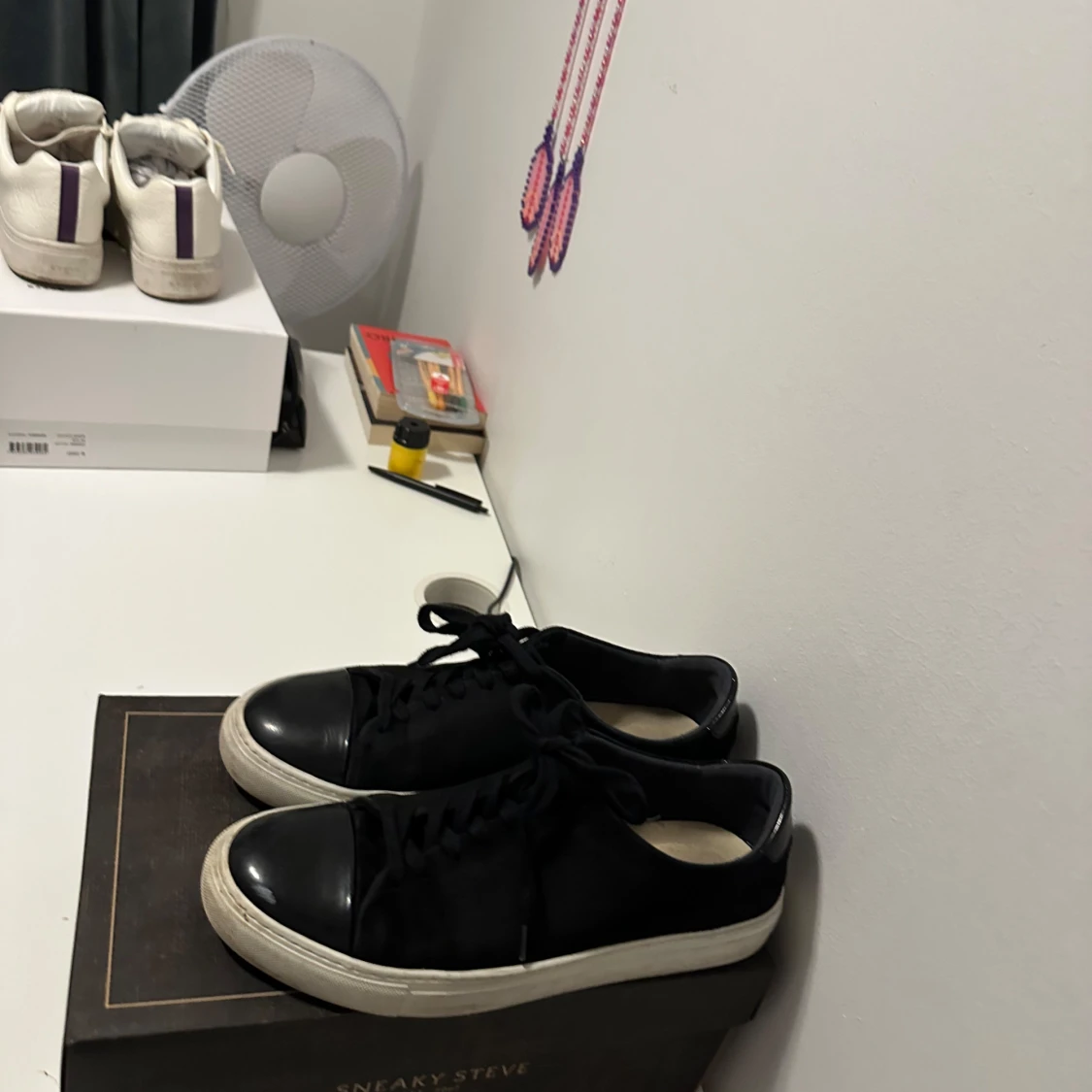 Svarta sneakers från Sneaky Steve - 1