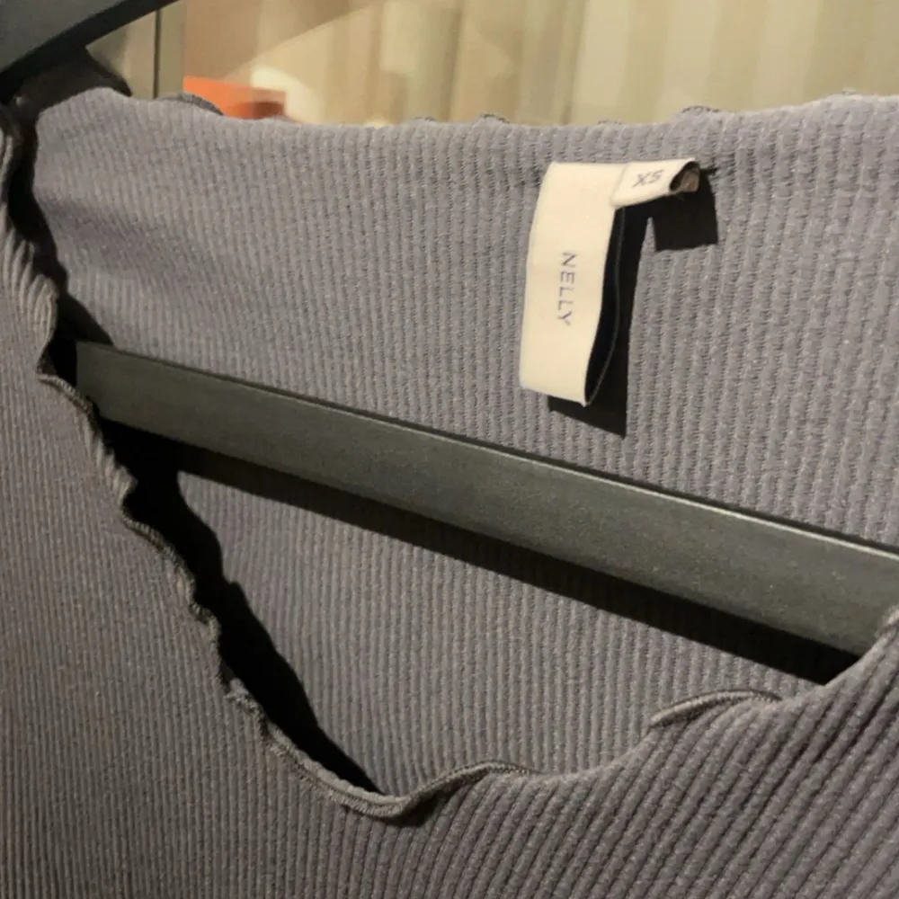 Säljer denna gråa ribbade topp från Nelly. Den är i nyskick, väldigt fin och skönt material! Hör av er vid frågor eller om ni vill ha fler bilder! . Yläosat.