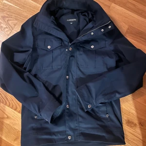 J. Lindeberg Field Jacket - Snygg field jacket från j. Lindeberg i bra skick. Perfekt nu inför våren och på sommarkvällar. Nypris: 3400