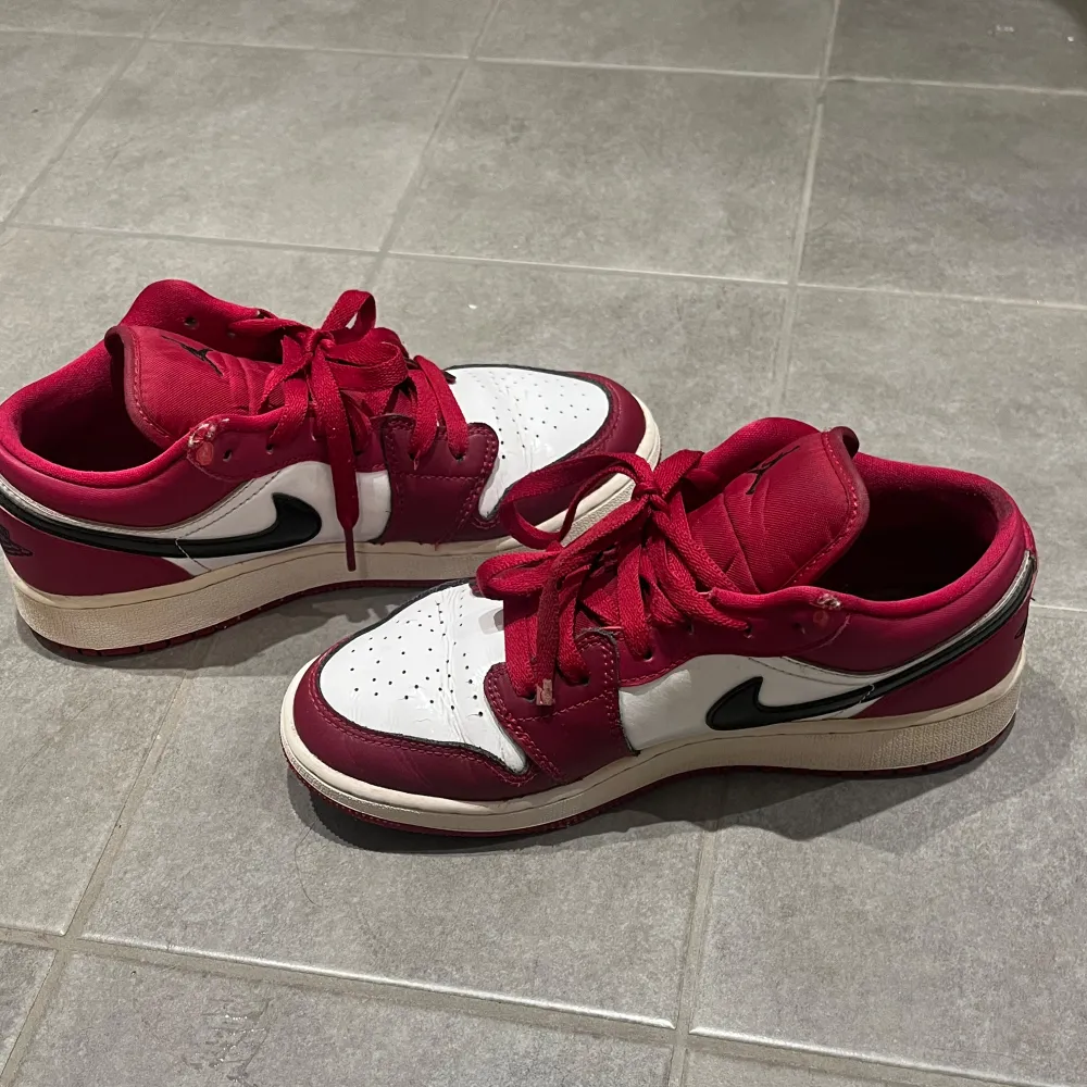 Snygga Nike Air Jordans i röd och vit med klassisk svart swoosh. Jätte bra skick och bevarats väl. Lite slitning där snörerna sitter som ni ser på bild 2. Annars kanon! . Kengät.