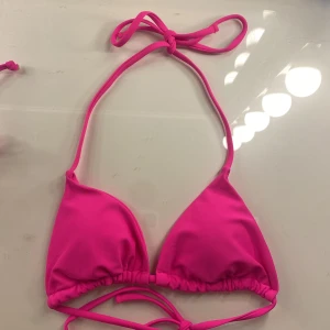 Skrikrosa bikini med knytband - Snygg skrikrosa bikini från shein som knyts i nacken och ryggen! Helt oanvänd och nytt i skick. Passar völdigt fint på sommarrn när man är brun💕