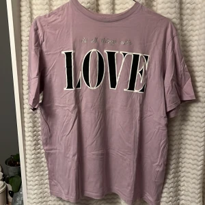 Lila t-shirt med tryck från H&M💜 - Säljer en lila t-shirt från H&M. En liten mini fläck framtill vid V et. 🪁