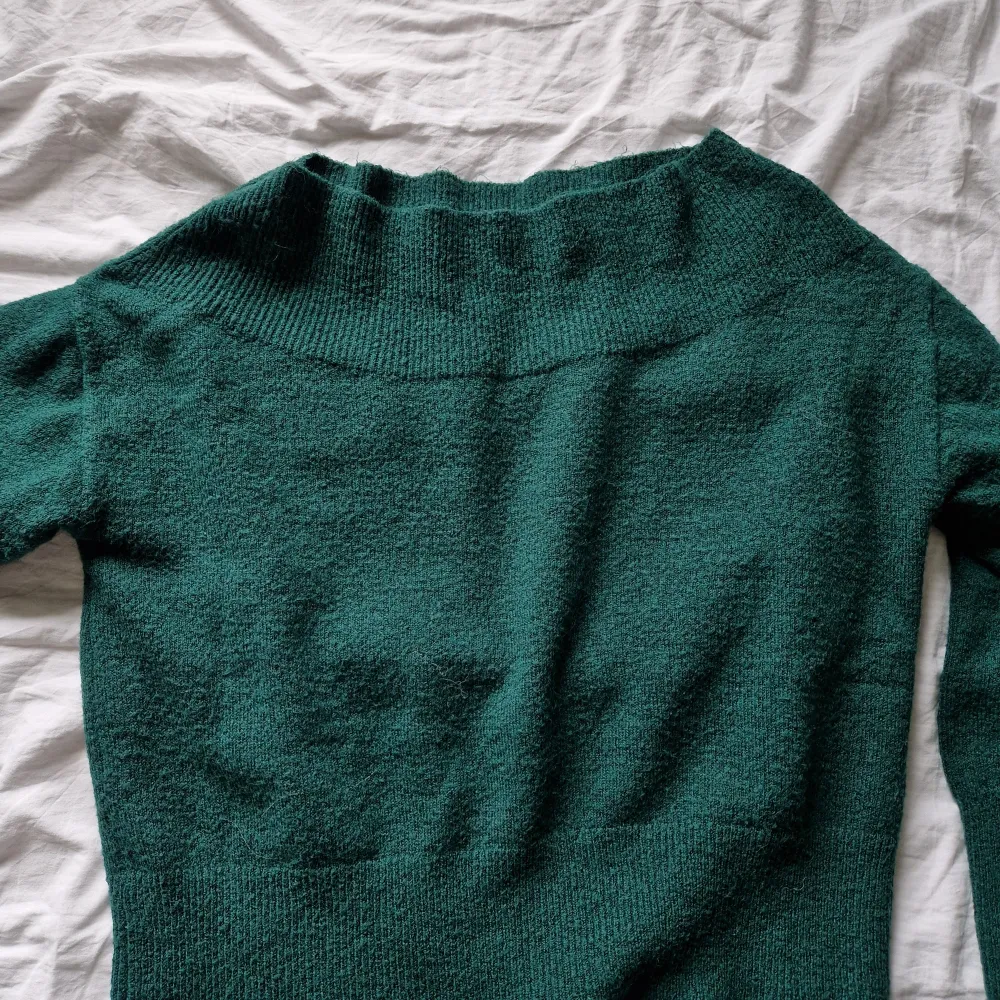 Säljer en snygg grön stickad tröja från Holly & Whyte by Lindex,storlek M(passar mig som är S) . Tröjan har en ribbad kant vid halsen och är tillverkad i ett mjukt material. Endast använd 2 gånger💕. Neuletakit & Villapaidat.
