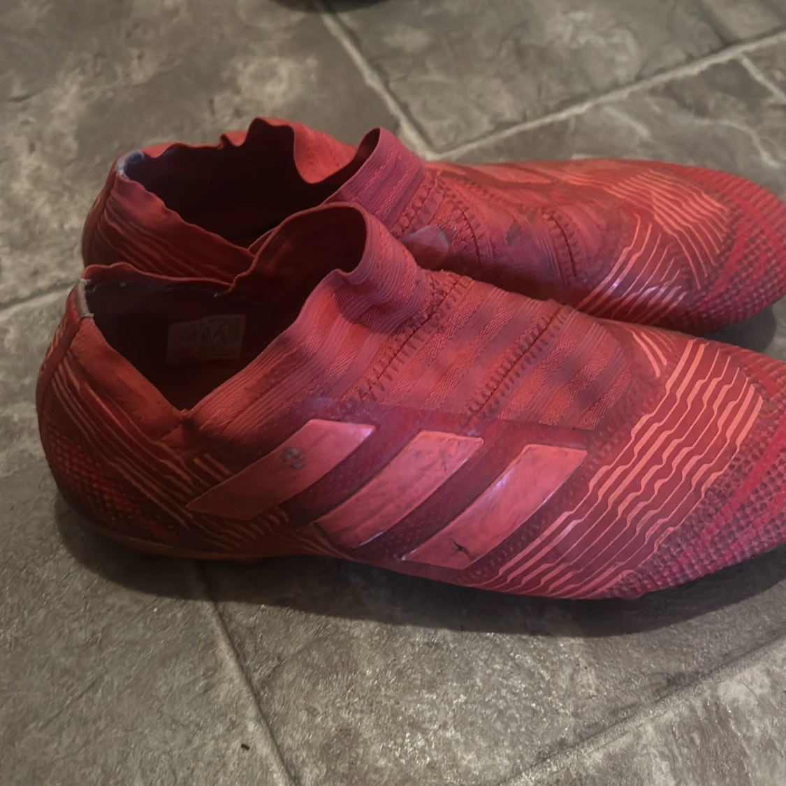Röda fotbollsskor från Adidas - 1