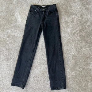 Svarta jeans från Gina Tricot - Raka svarta jeans i storlek 34. Medelhög midja. Passar till alla tillfällen perfa skick!🖤
