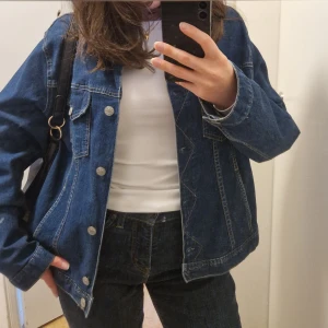 Jeansjacka - Mörkblå jeansjacka i lite mer oversized-modell, perfekt nu till våren🥰🌸 står ingen storlek men passar mig bra som brukar ha storlek S😊