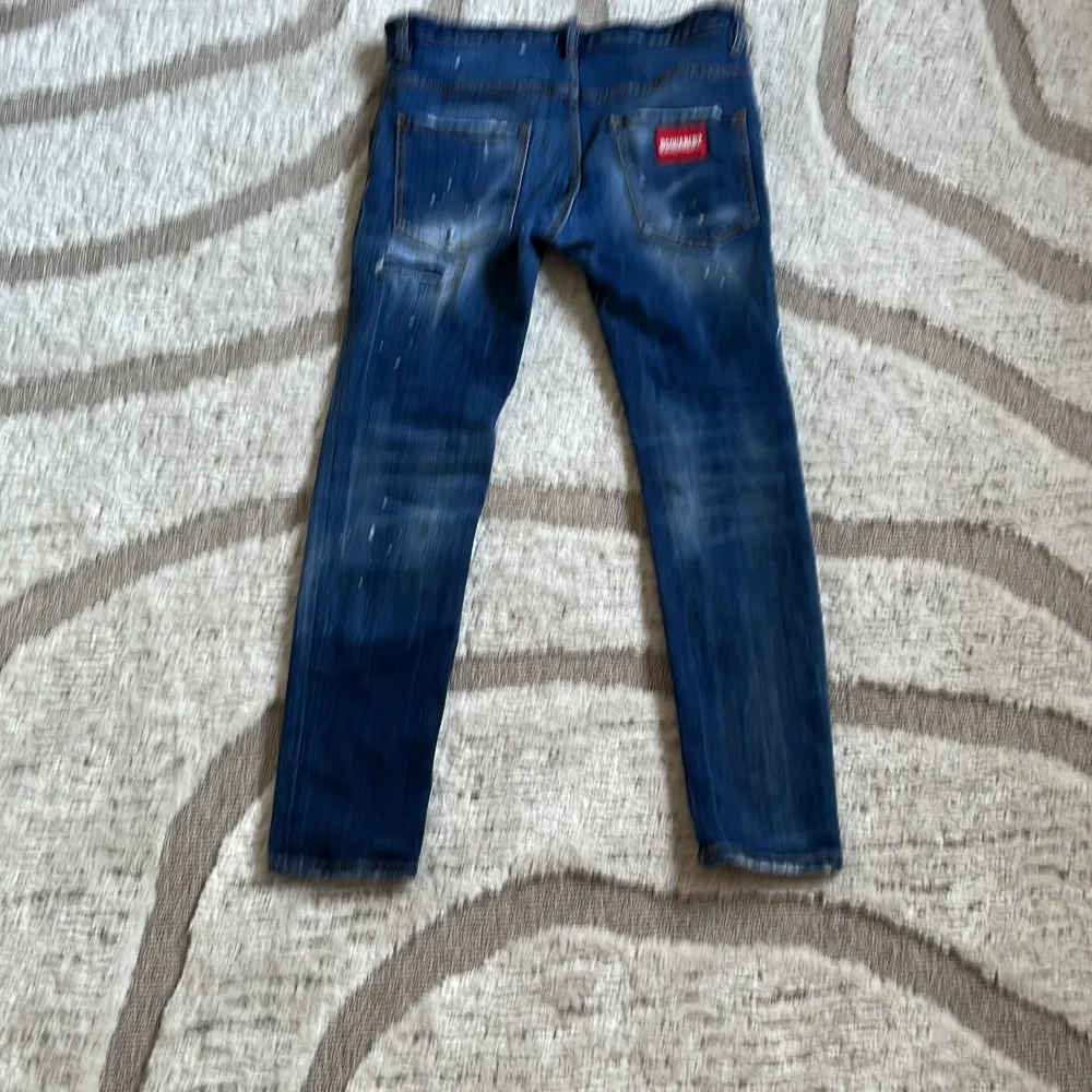Dsquared jeans, äkta ganska gamla använder inte längre så tänkte sälja dom. Pris kan diskuteras. Jag svarar på alla frågor och bara fråga om några speciella bilder eller så.. Farkut & Housut.