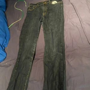 Mörk blåa jeans med kontrastsömmar - Snygga mörk blåa jeans med kontrastsömmar och klassisk femficksdesign. De har en rak passform och är perfekta för en avslappnad stil. Passar bra till både sneakers och kängor.