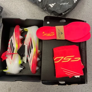 Adidas F50 - Säljer dessa helt nya adidas F50 storlek 42! Extra sulor följs med och skopåse🙂 Kom med bud