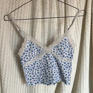 Blommig linnetopp från H&M Divided💙 - Söt blommig linnetopp från H&M Divided. 🦋