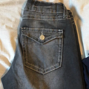 Fint flares från Gina  - Cute black washed flare jeans, low rise. Det är från Gina Young. 