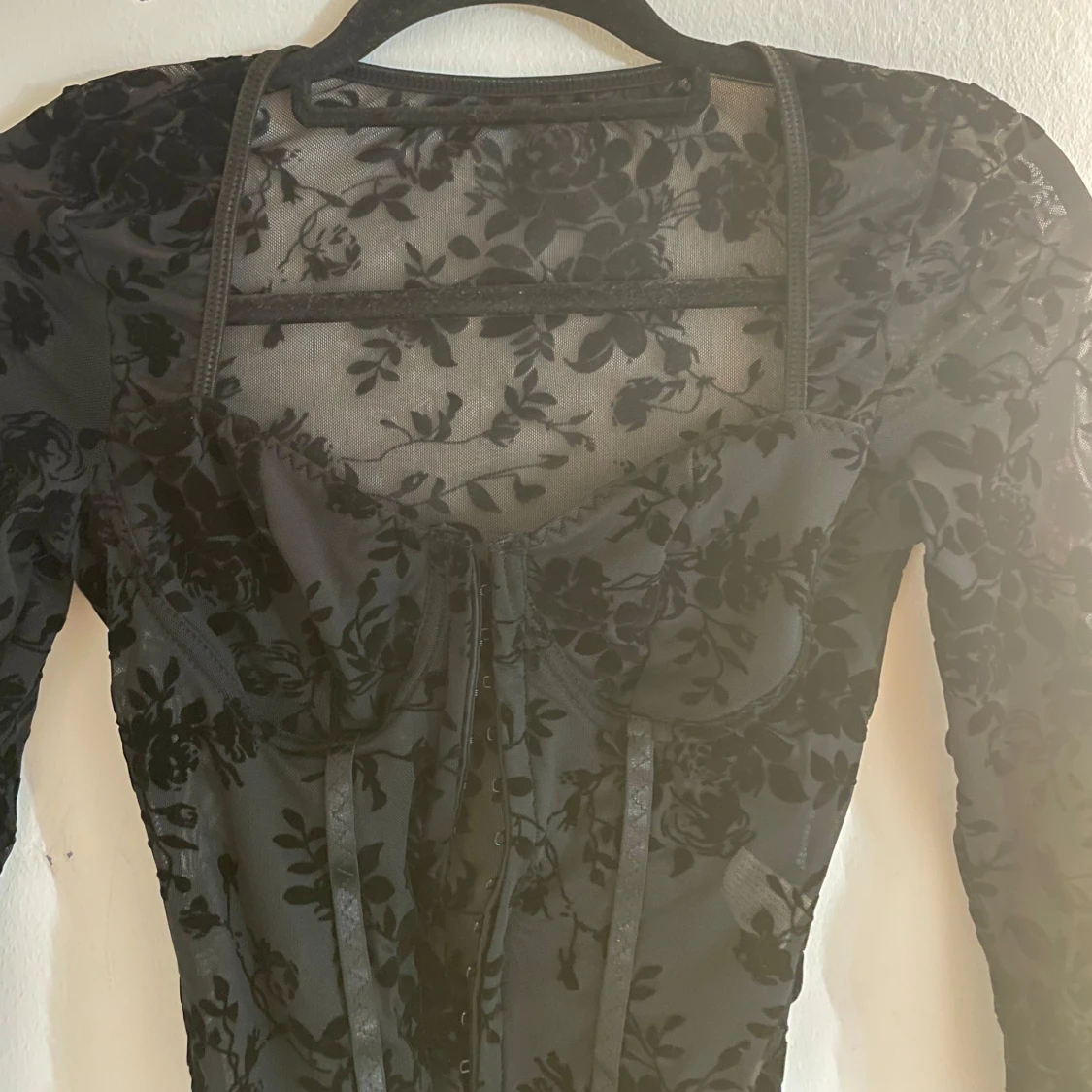 Svart blommig korsett body 