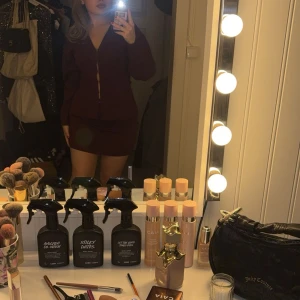 Vinröd kjol och topp - Snyggt vinrött sett med v-ringning, perfekt för en kväll ute. Den har en tight passform som framhäver figuren. Kjolen har storlek M medan toppen har storlek S, går att köpa separata eller tillsammans, priset för båda är 800kr, annars 400kr vardera!