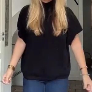 Svart stickad - Fin stickad tröja ifrån Lindex med halvlånga armar och polo nacke🩷