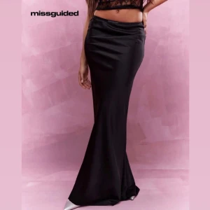 Svart långkjol från Missguided - Säljer min satin-kjol från Missguided! Går att ha både hög- och lågmidjad 🫶🏼Väldigt stilren o h smyggt till det mesta! Kjolen är en del av ett set med topp, som jag säljer separat 💜Helt oanvänd!