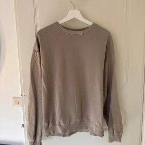 Beige HM tröja  - Långärmad beige tröja. Storlek M.