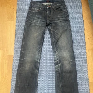Svarta jeans från Crocker - Snygga mörkblå jeans från Crocker med en klassisk femficksdesign. De har en lätt slitning för en cool look och en knappgylf. Perfekta för en avslappnad stil.