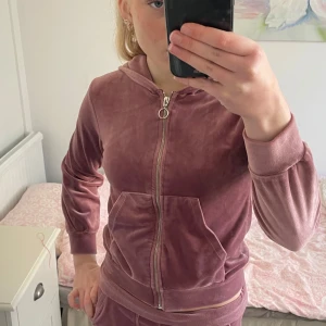 Rosa hoodie från Lager 157 - Säljer en mysig rosa hoodie från Lager 157. Den har en dragkedja framtill och en bekväm passform med långa ärmar. Perfekt för en avslappnad stil.