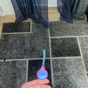 Innebandyklubba Powerlite Aero - Säljer en innebandyklubba från Salming, modell Powerlite Aero. Klubban har en färgkombination av blått och rosa med texten 'S2' och 'Rapid'. Perfekt för innebandyspelare som söker en lätt och smidig klubba. Köp direkt eller ge prisförslag 💛den har lite defekter på lindan vid knoppen, men de går att byta!priset går att diskutera vid snabb affär. Obs först till kvarn🤘🤝